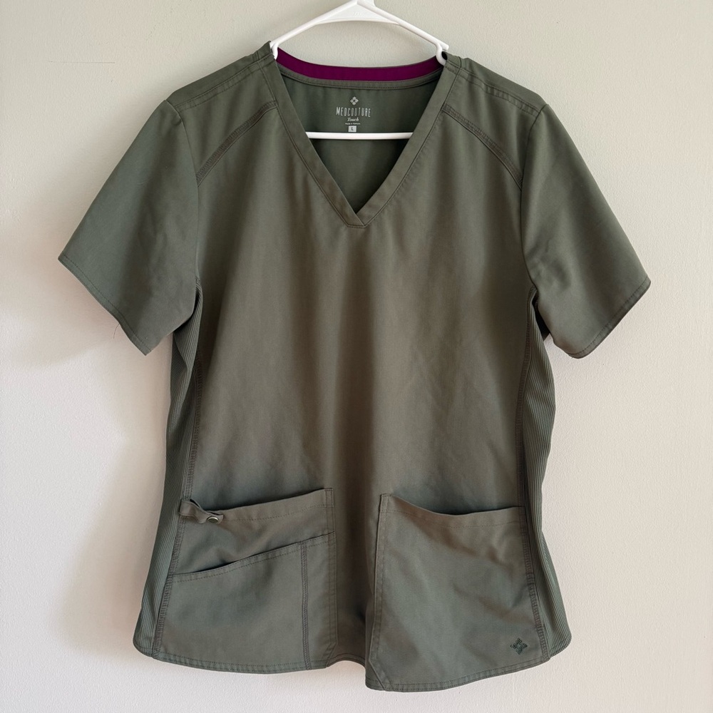 Med Couture Touch 3 pocket stretch scrub top